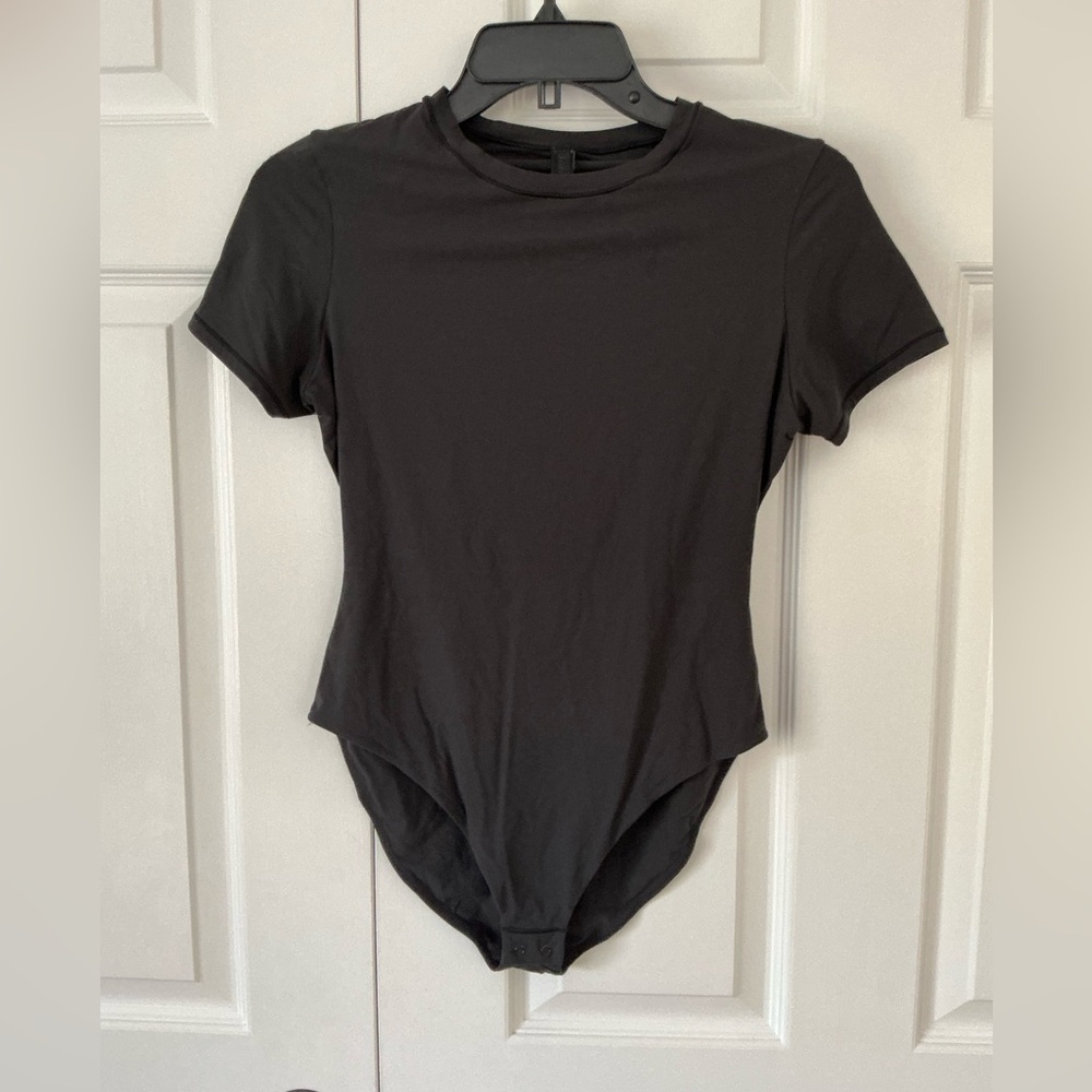 SKIMS Fits Everybody T-Shirt Bodysuit | Onyx - Picture 14 of 16